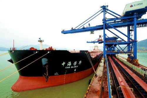 “巨无霸”矿石船停泊福建罗源湾港区