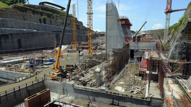 因超出预算巴拿马运河扩建或停工