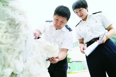 陕西检验检疫局陆运办查验进境棉花