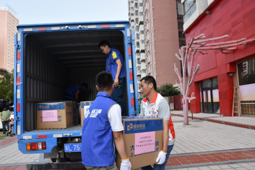  教育扶贫的见证者德邦快递为公益活动保驾护航 本次公益活动得到了各企事业单位和爱心人士们的大力支持
-美国海派