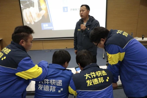 为保护小女孩挺身挡刀的广东惠州快递员黎志伟便荣获了“德邦快递见义勇为英雄”的荣誉称号和50000元的“见义勇为”专项奖励
-非洲国际空运
