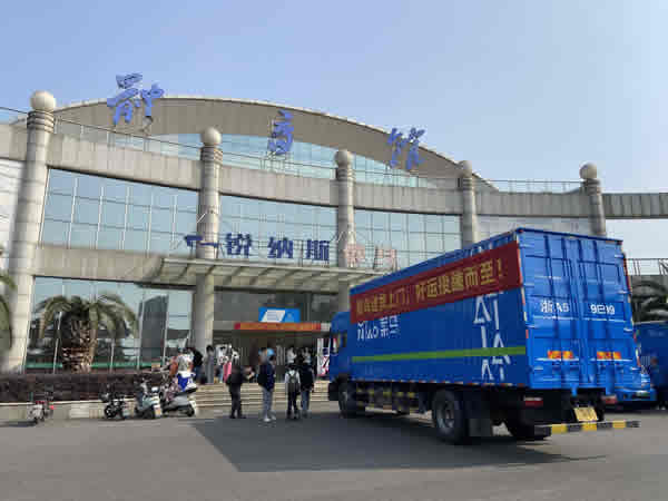 一辆菜鸟直送物流车开进了武汉东湖学院
-物资航运