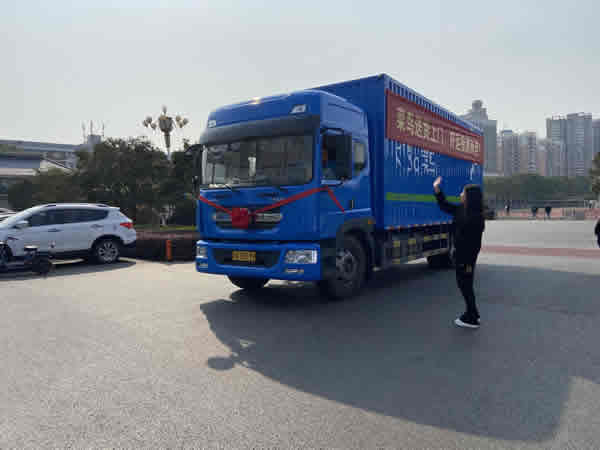 一辆菜鸟直送物流车开进了武汉东湖学院
-物资航运